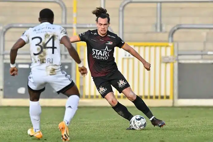 Arthur Theate fait ses débuts au KV Ostende