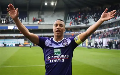 Youri tielemnas lève ses bras