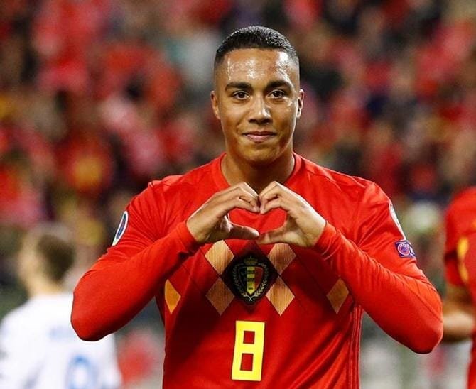 youri tielemans fait un coeur avec ses mains