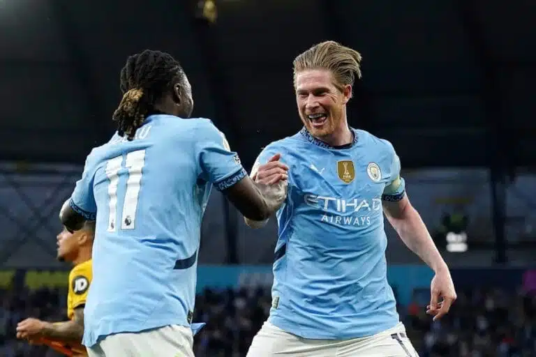 De Bruyne et Doku célèbrent un but