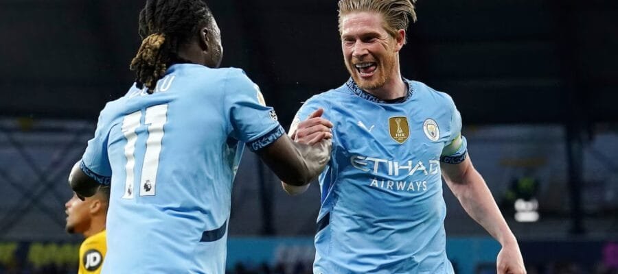 De Bruyne et Doku célèbrent un but