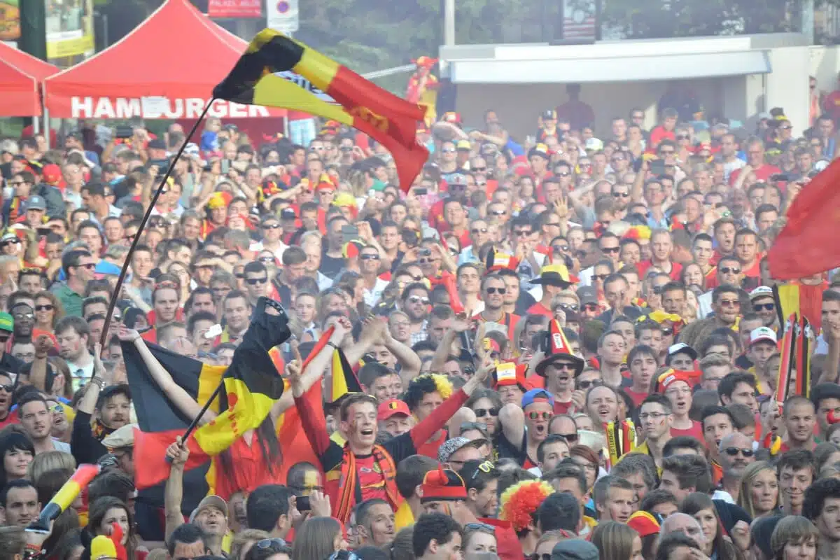 supporter des diables devant l'écran géant