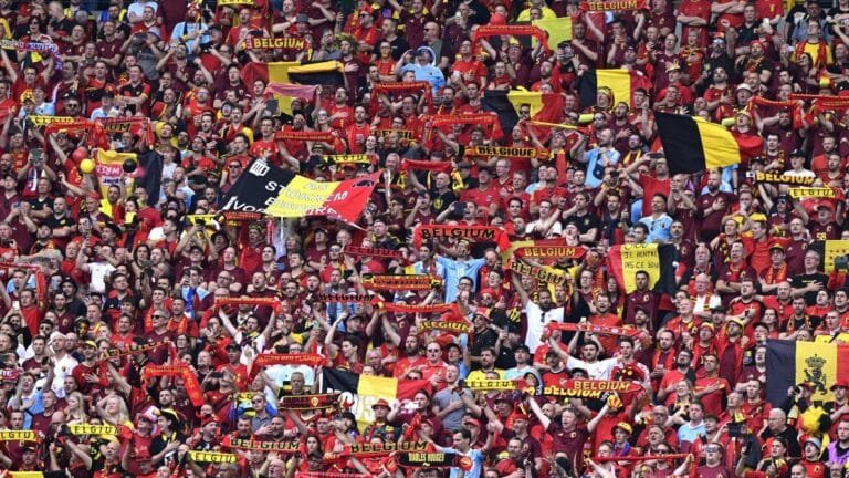 rassemblement de supporters belges avec drapeaux et couleurs nationale