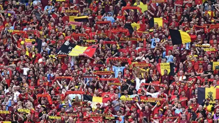 rassemblement de supporters belges avec drapeaux et couleurs nationale