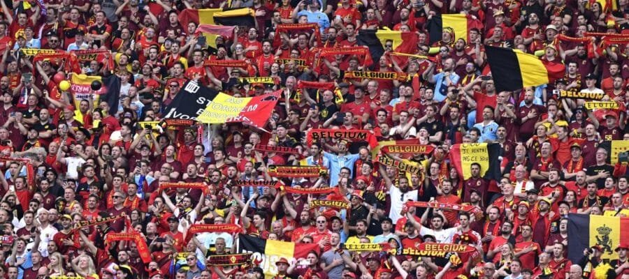 rassemblement de supporters belges avec drapeaux et couleurs nationale