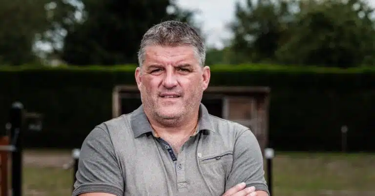 Philippe Albert assis devant un beau paysage