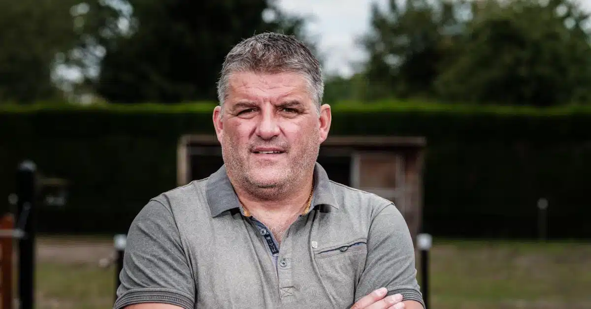 Philippe Albert assis devant un beau paysage