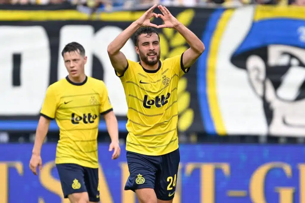 charles vanhoutte fait un coeur avec ses mains pour célébrer un match
