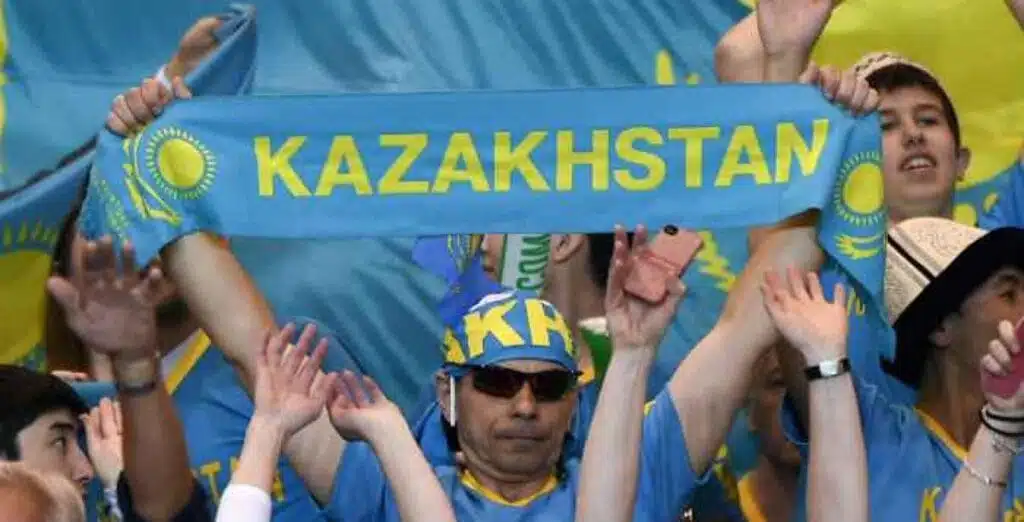 Supporters du Kazakhstan avec une bannière en l'honneur de leur pays