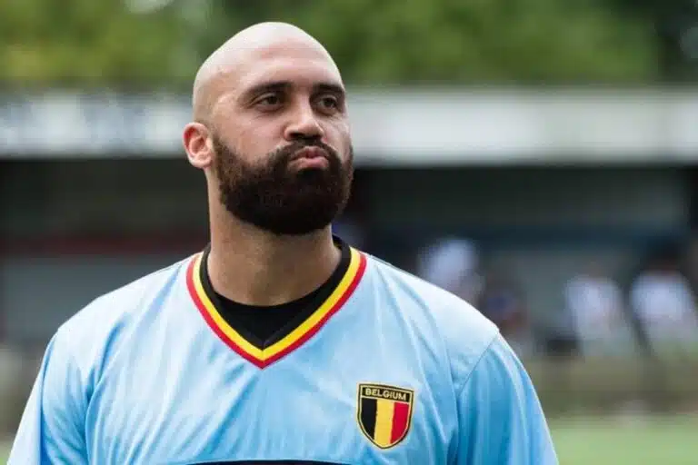Anthony vanden borre diable rouge regarde fixement devant lui