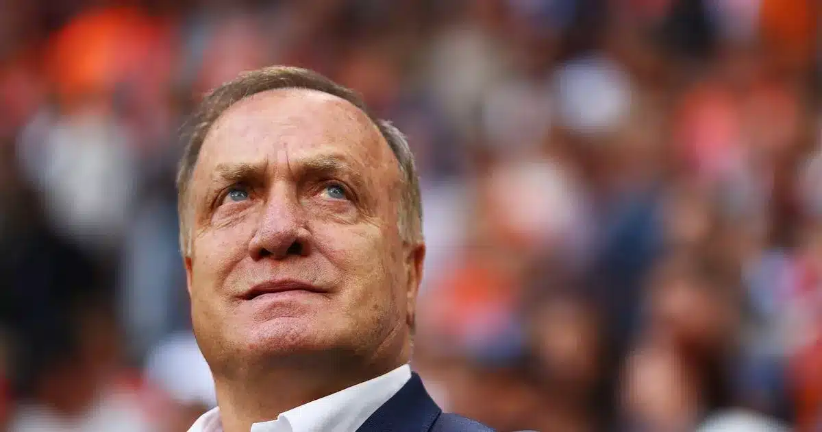 Dick Advocaat regarde à gauche