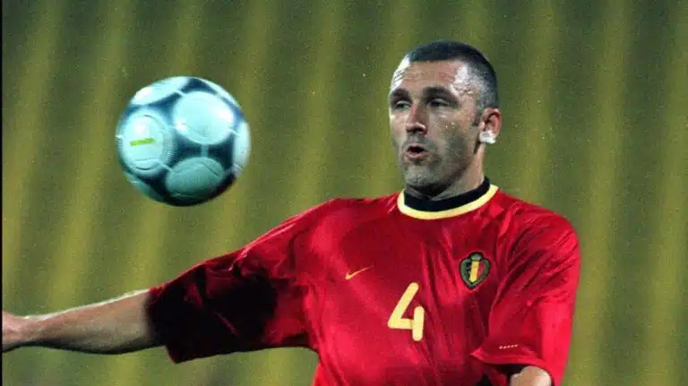 Eric Van Meir diable rouge jongle avec le ballon