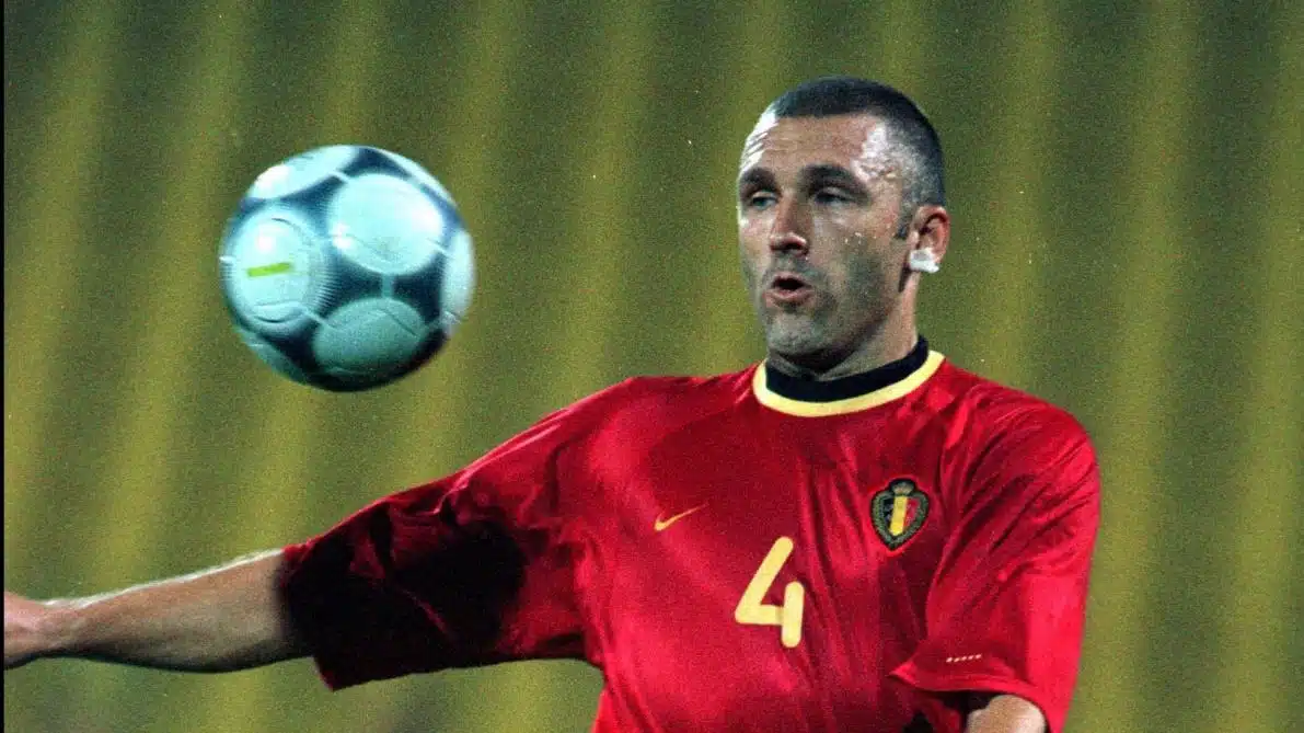 Eric Van Meir diable rouge jongle avec le ballon