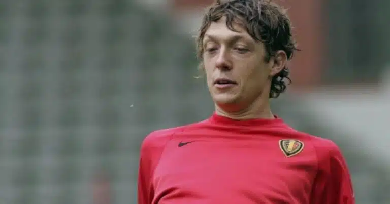 Gaetan Englebert assis sur la pelouse pendant un entraînement