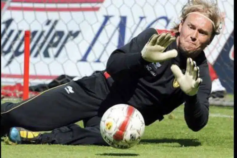 Jean-Francois gillet au sol sapte un ballon