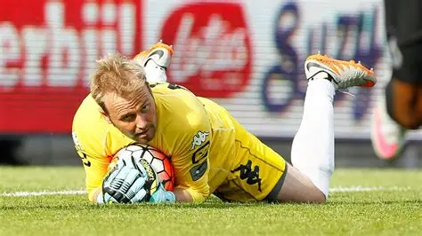 Jean-Francois Gillet vient de capter un ballon au sol