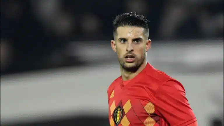 Kevin Miralas diables rouge regarde sur la droite