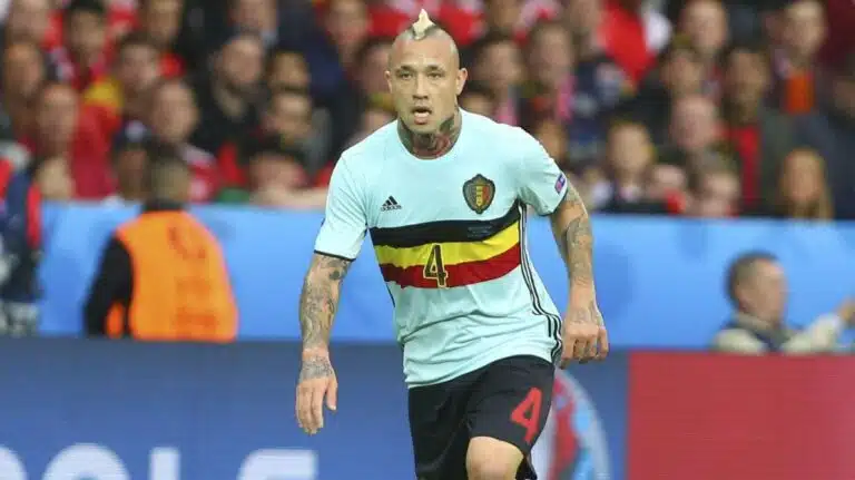 Radja Nainggolan diable rouge court sur le terrain