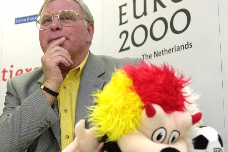 Robert Waseige tient la mascotte de l'Euro 2000