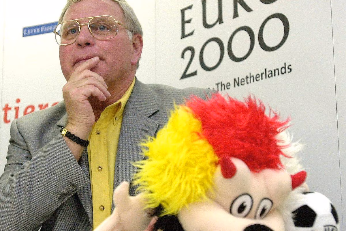 Robert Waseige tient la mascotte de l'Euro 2000