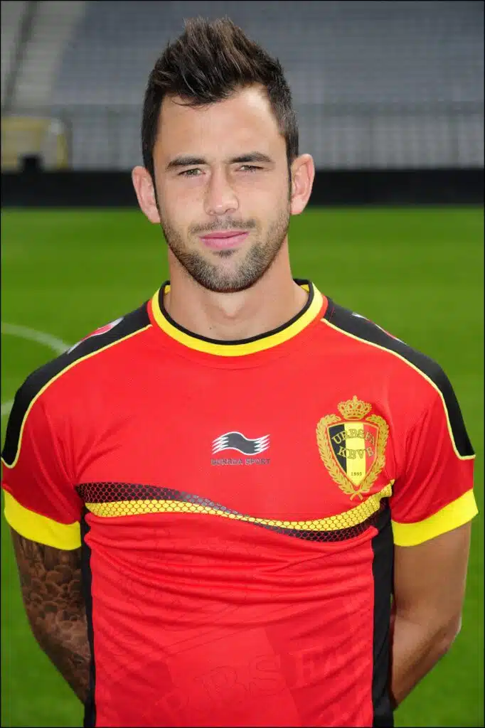 Steven Defour pose pour la photo diable rouge