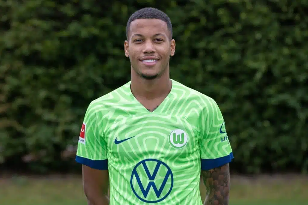 Aster Vranckx pose pour la photo équipement wolfsburg