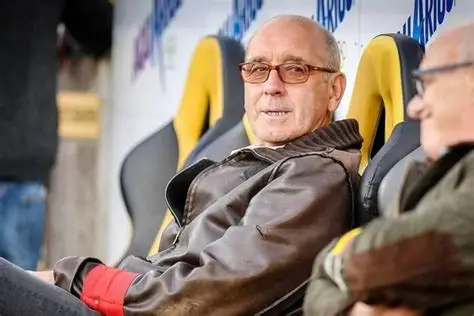 Walter Meeuws en tribune regarde l'objectif