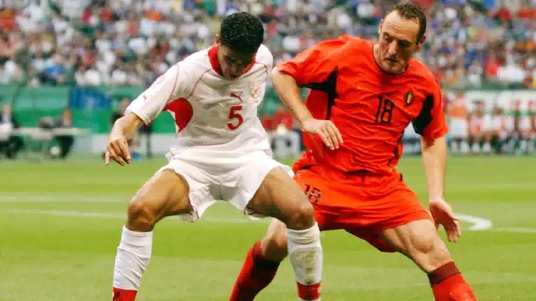 Yves Vanderhaegen au prise avec un autre joueur dans un match des Diables