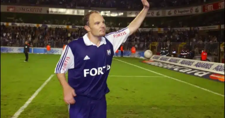 Bertrand Crasson sur le terrainsalue les supporters d'Anderlecht