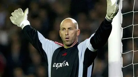 Dany Verlinden dans son but les bras en croix prêt à intervenir