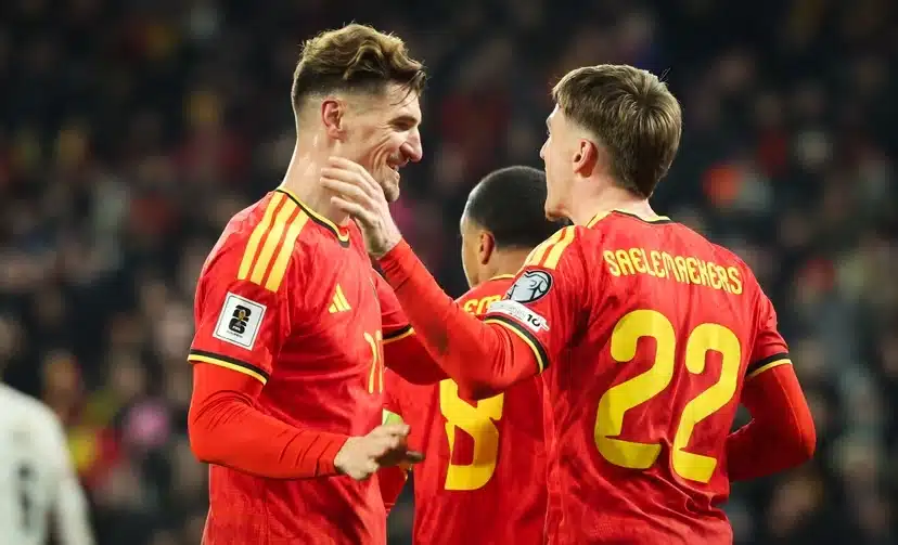 Saelemaekers félicite Meunier pour son but