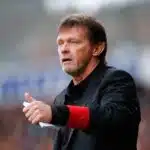 Franky Vercauteren entraineur sur le bord du terrain