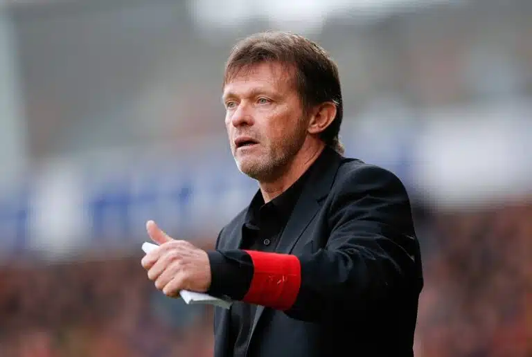 Franky Vercauteren entraineur sur le bord du terrain