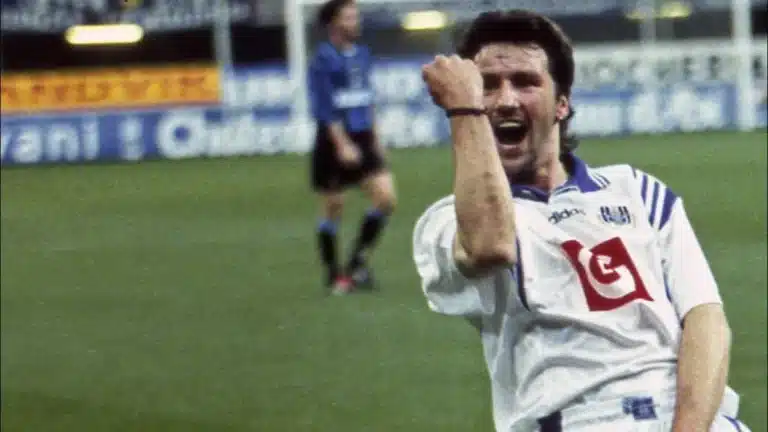 Bruno Versavel fête son but a genou sur le terrain