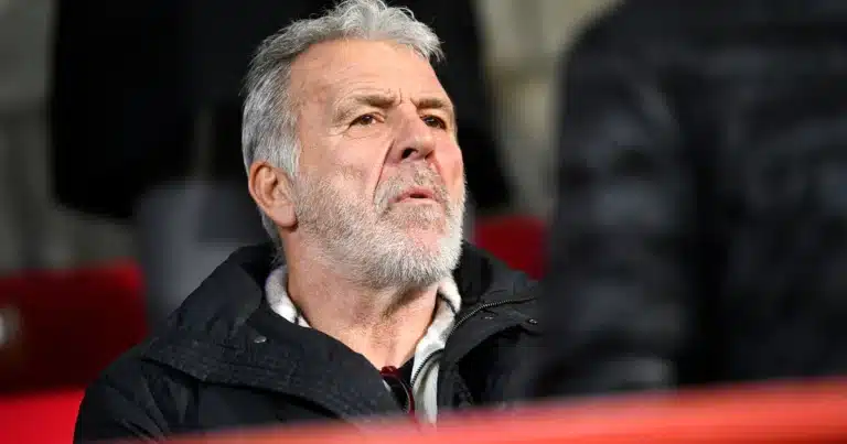 Eric Gerets cheveux gris assiste à un match