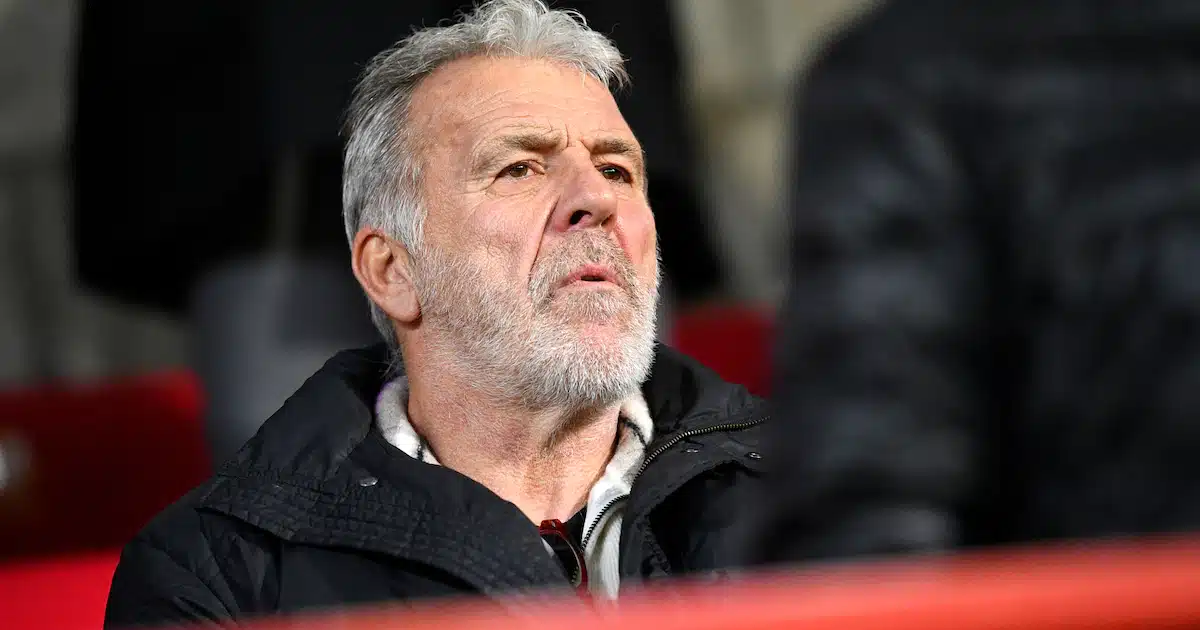 Eric Gerets cheveux gris assiste à un match