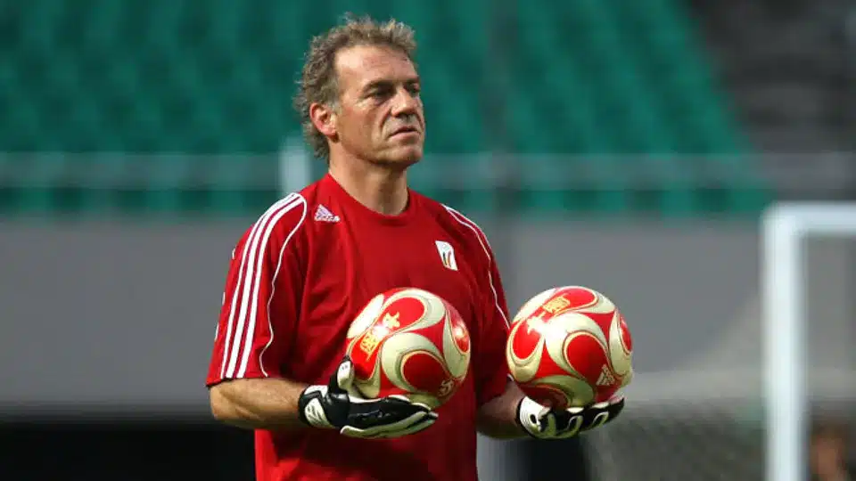 Jacky Munaron un ballon dans chaque main entraine un gardien