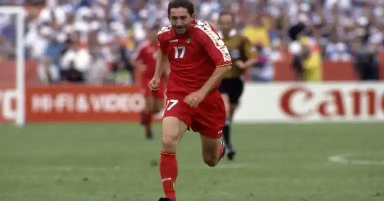 Josip Weber balle au pied court sur le terrain