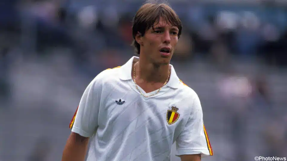 Nico Claesen sur le terrain en Diable Rouge