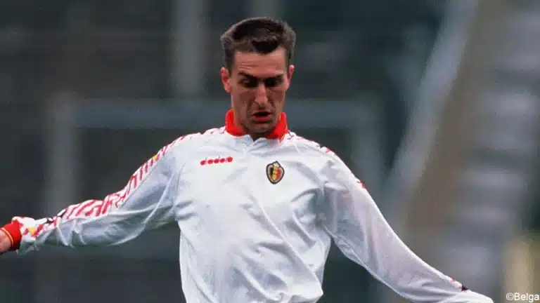 Pascal renier diable rouge sur le terrain joue le ballon