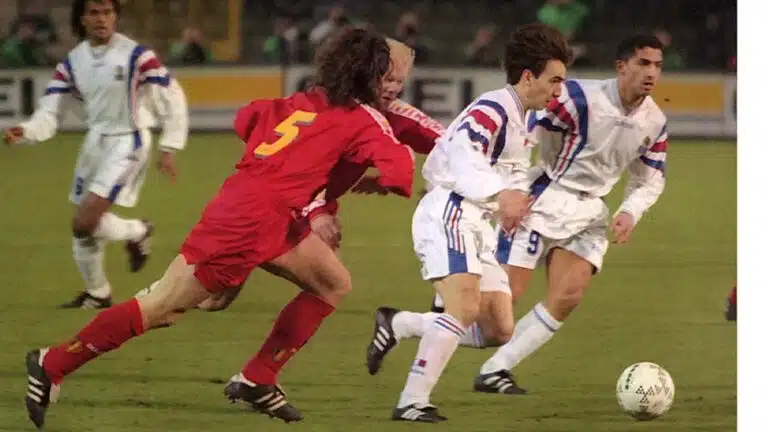 Rudi Smidts de dos avec ses longs cheveux