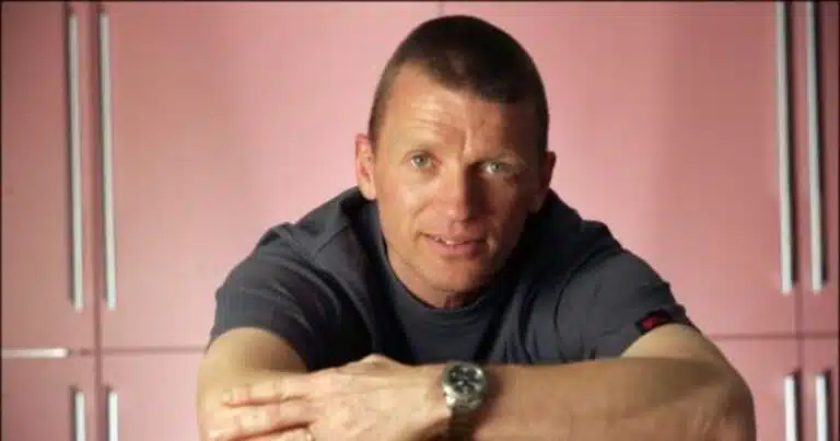 stephan van der heyden pose et sourit pour la photo