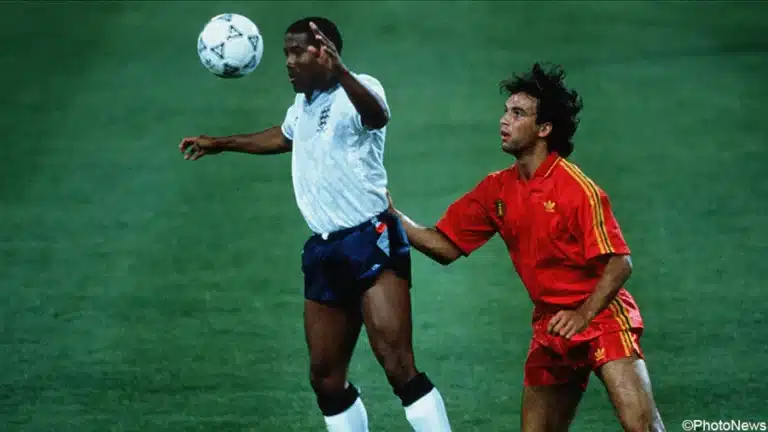 Stéphane Demol en duel aérien avec un joueur Anglais