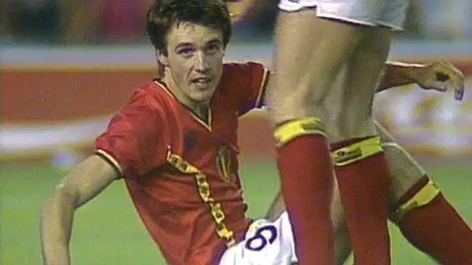 Erwin Vandenbergh se relève . Il est en équipe nationale