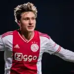 Mika Godts fête un but avec l'Ajax d'Amsterdam