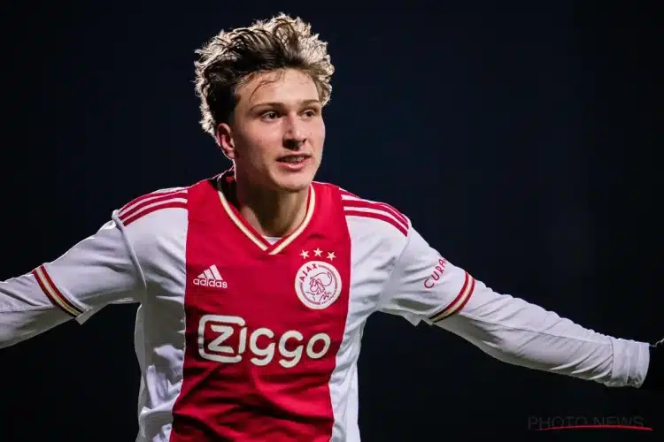 Mika Godts fête un but avec l'Ajax d'Amsterdam