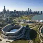 Vue aérienne du Soldier Field de Chicago et de ses alentours