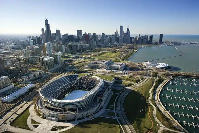 Vue aérienne du Soldier Field de Chicago et de ses alentours