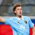 Lucas Stassin avec les U21 lève la main pour demander le ballon