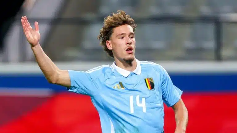 Lucas Stassin avec les U21 lève la main pour demander le ballon